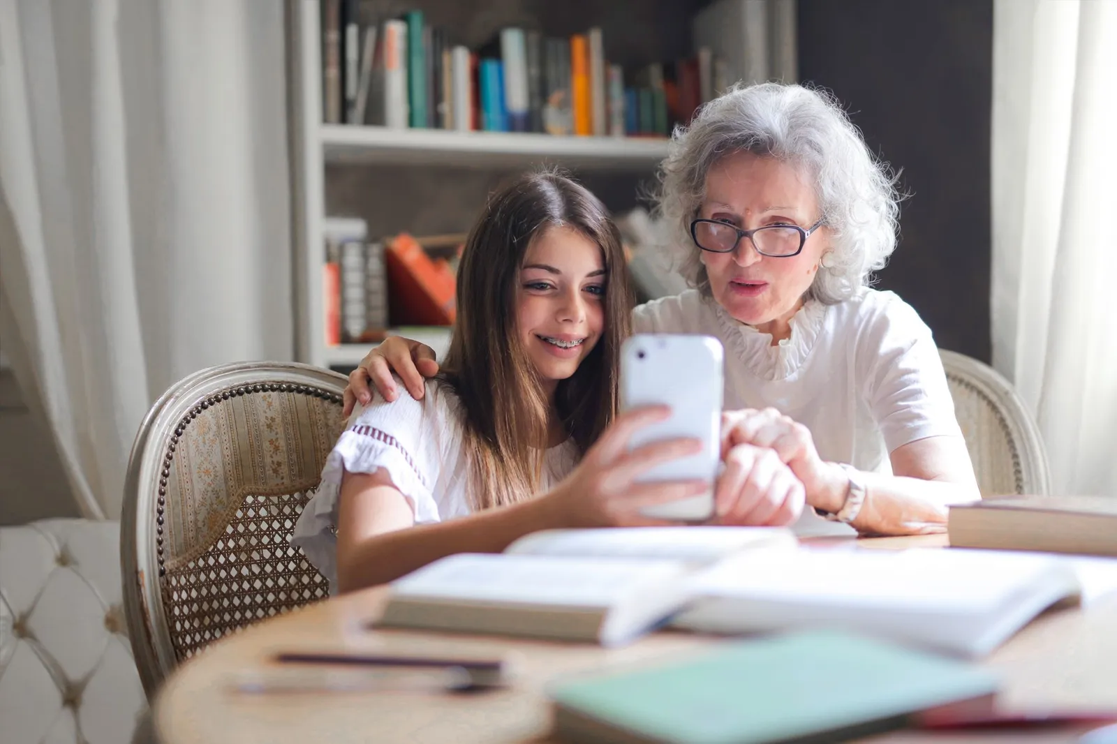 Best Family Photo Sharing Apps 2026: Private, Free and Grandparent-Proof